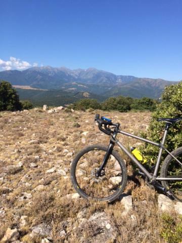 Gite Le Chalet Des Milles Et Un Chemins Castelnou 外观 照片